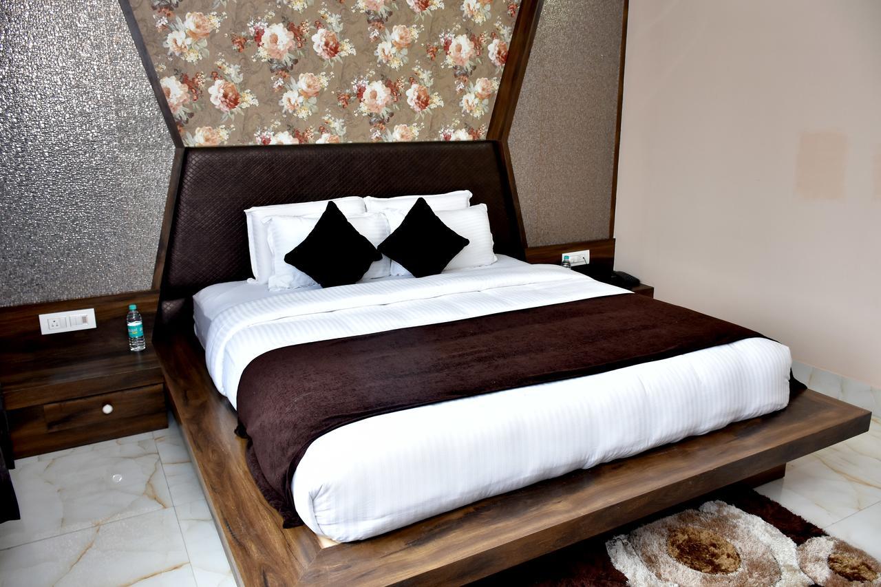 Hotel Daftari Palace Kishanganj Екстериор снимка