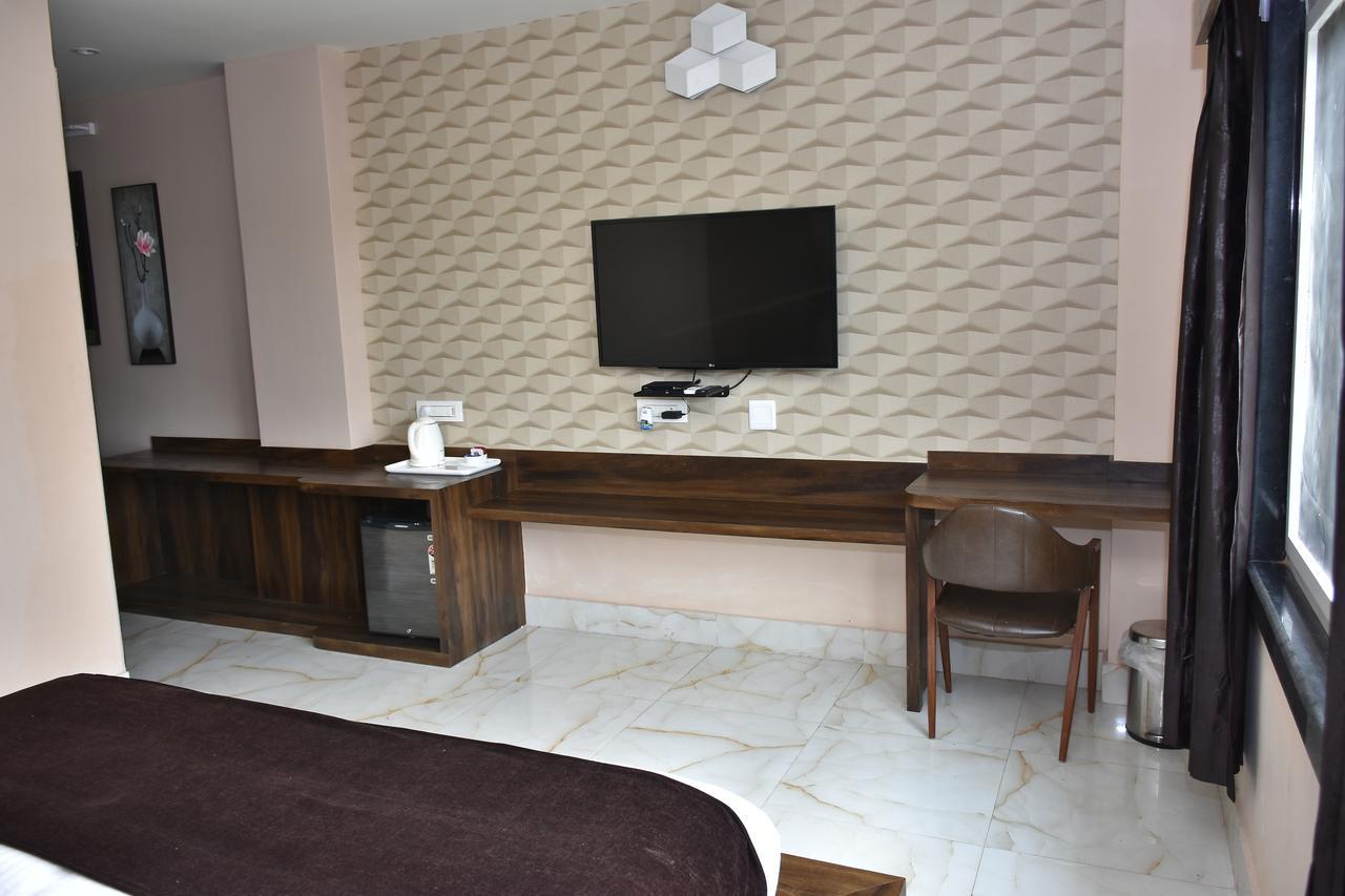 Hotel Daftari Palace Kishanganj Екстериор снимка