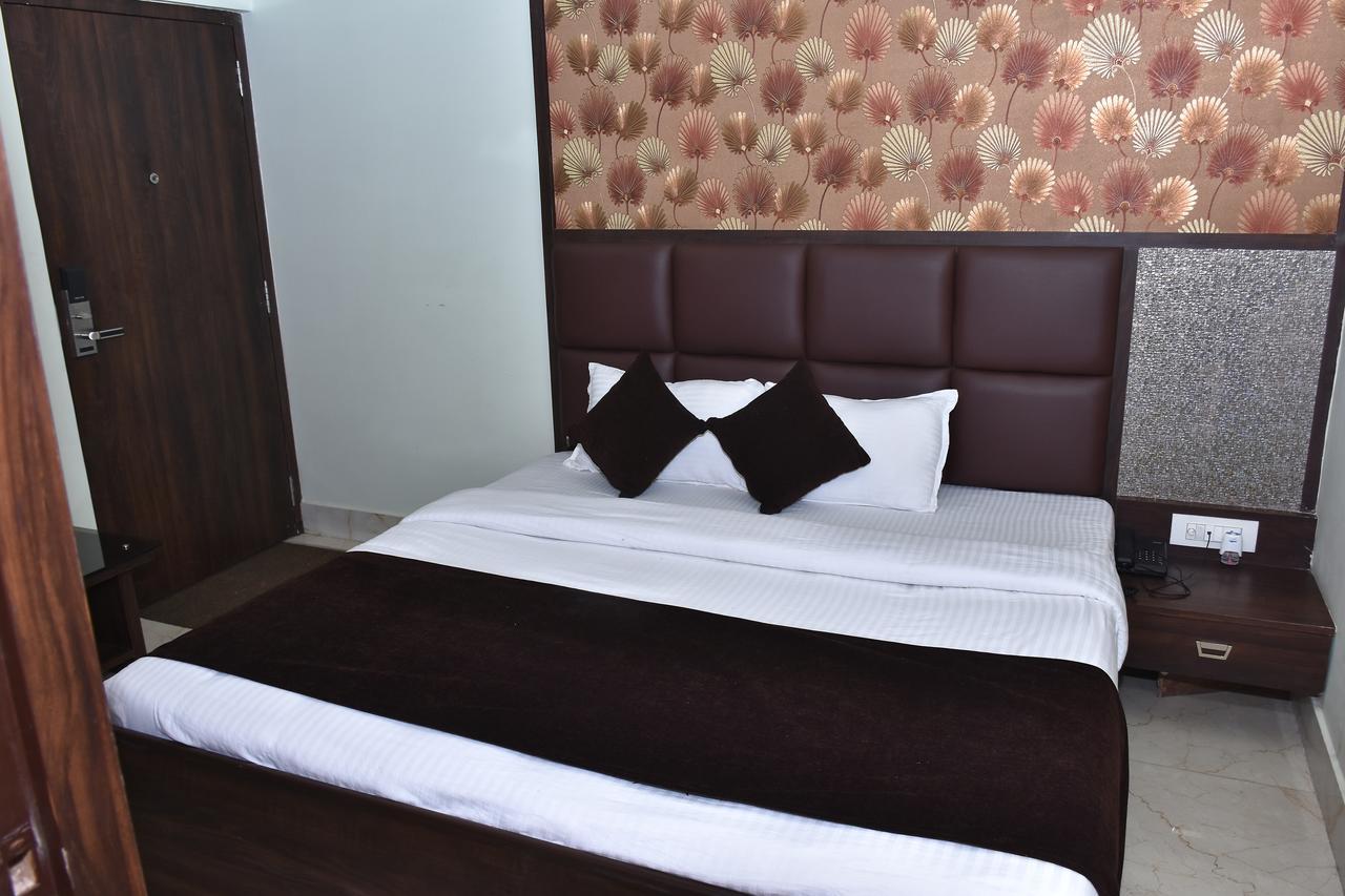 Hotel Daftari Palace Kishanganj Екстериор снимка